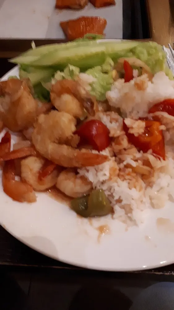 Crevettes Sautées Au Basilic Tomates En Sauce Avec Poivrons Et Oignons Frits